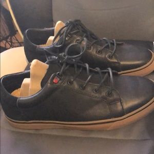 Brand new size 10 men’s Ugg’s shoes